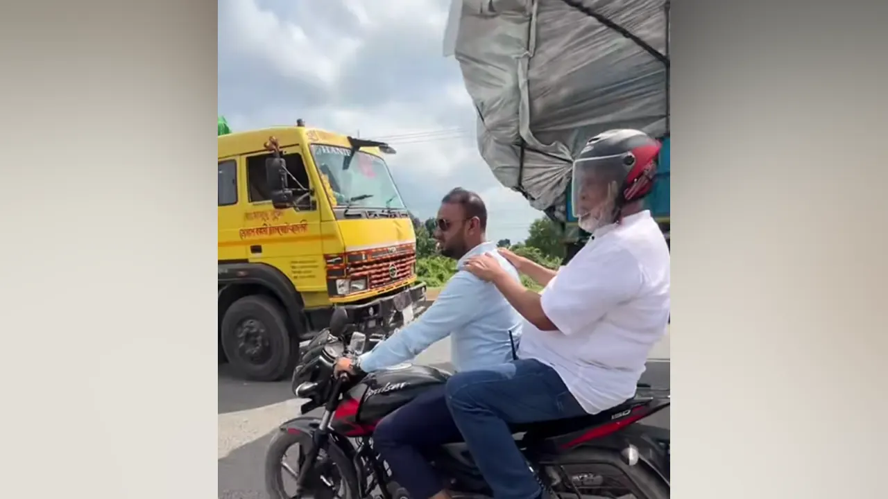 তীব্র যানজট, মোটরসাইকেলে গন্তব্যে গেলেন সড়ক উপদেষ্টা